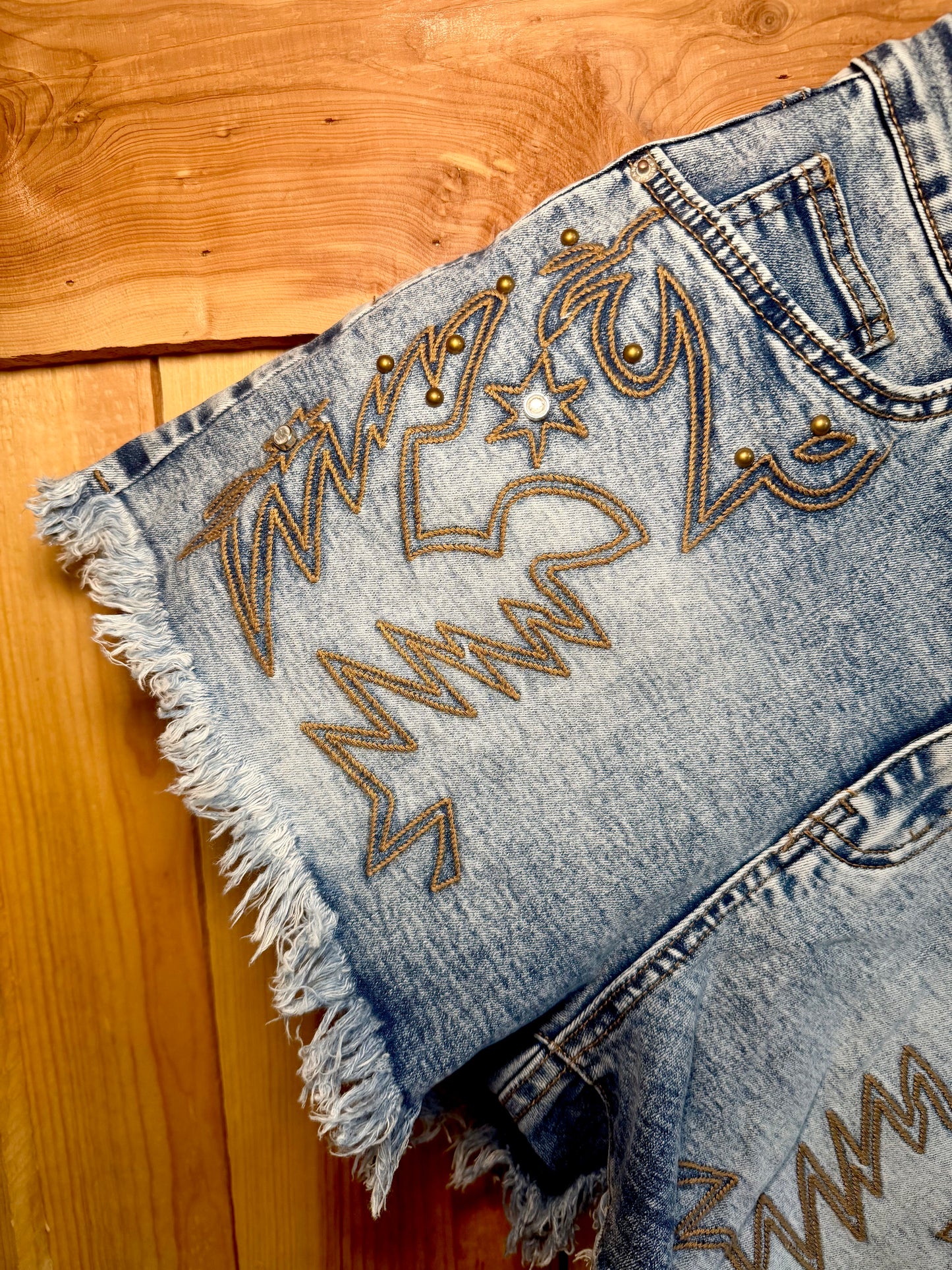 Embroidered denim short
